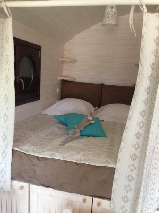 La Roulotte Clerelu - Du Domaine Des Ramonets Guest House การ์ออร์ ภายนอก รูปภาพ